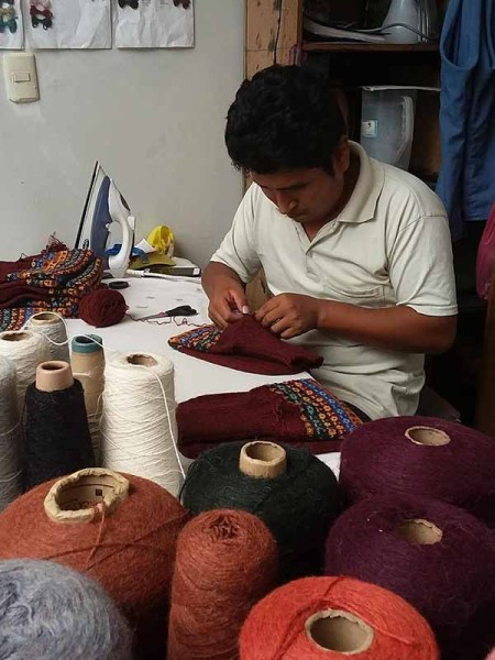 Artigiano al lavoro in Perù