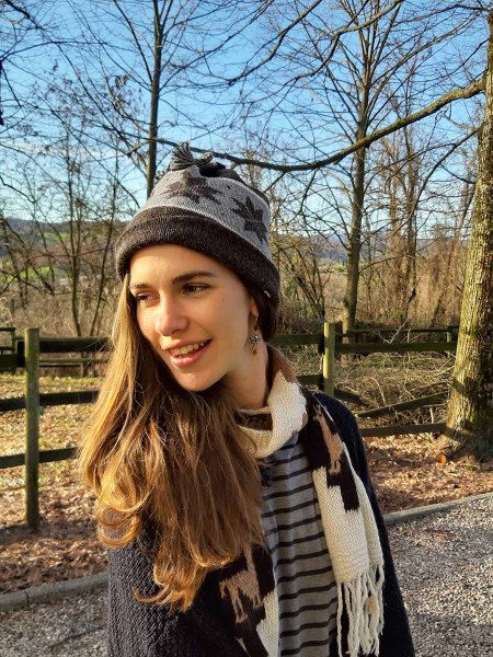 Ragazza con cappello e sciarpa di lana di alpaca