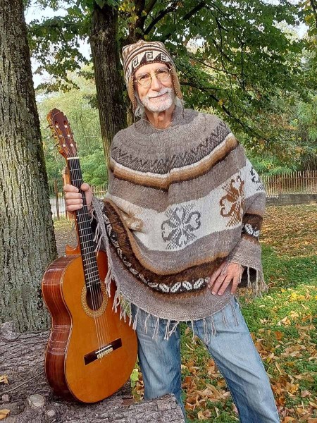 Poncho unisex indossato da uomo con chitarra