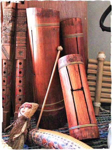 Teponaztli-Percussion-instruments