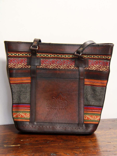 Borsa-a-tracolla-e-incisioni-su-cuoio