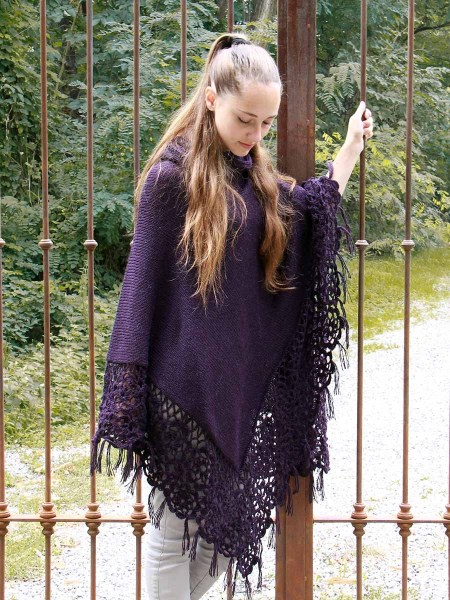 Poncho-con-bordo-alluncinetto