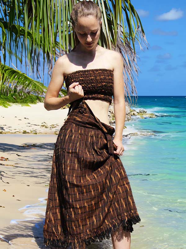 salopette gonna bella ragazza indossa un vestito salopette marrone e passeggia su una spiaggia caribegna