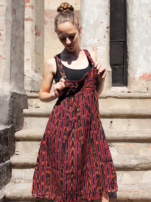 vestito salopette rosso bella ragazza indossa un vestito salopette rosso sui gradini di una vecchia chiesa