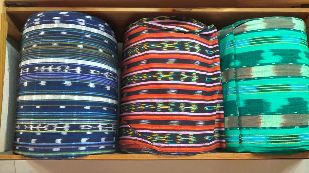 tessuti etnici in rulli