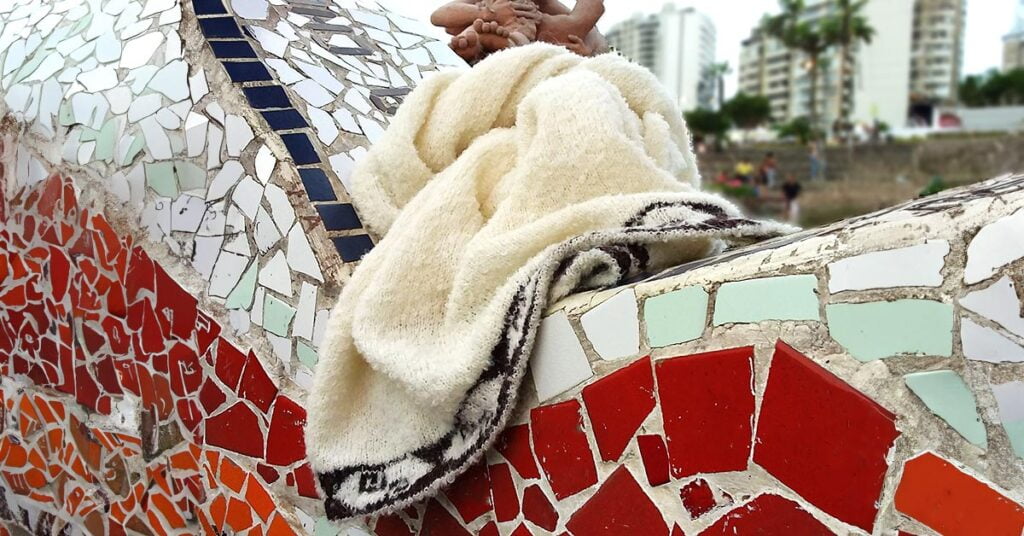 Scialle di lana di alpaca su un muretto Moda ecosostenibile 