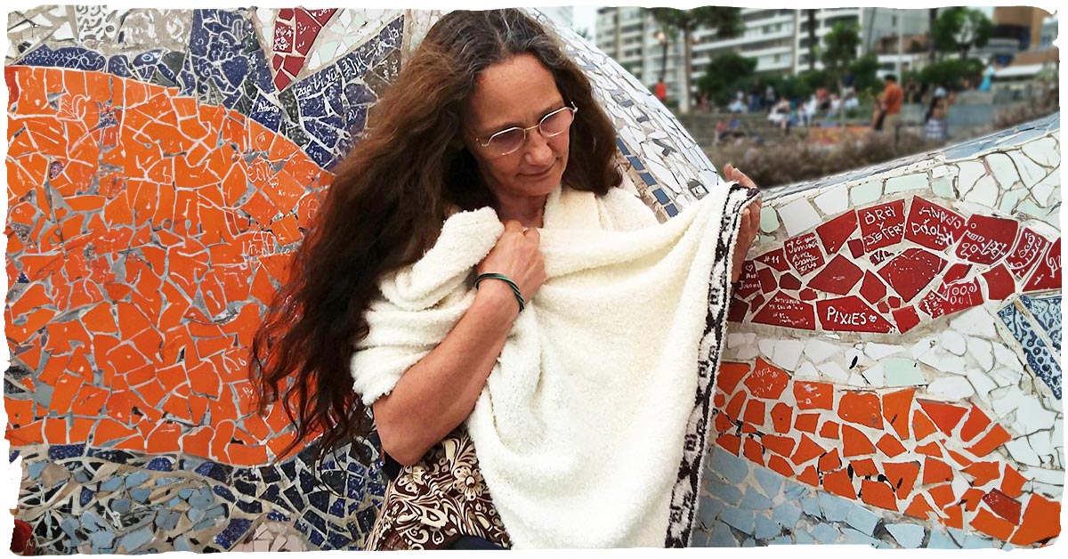 moda ecosostenibile, donna che indossa uno scialle di lana di alpaca