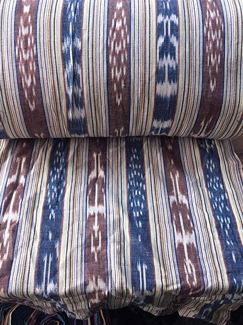 rullo di tessuto etnico fatto a telaio in guatemala