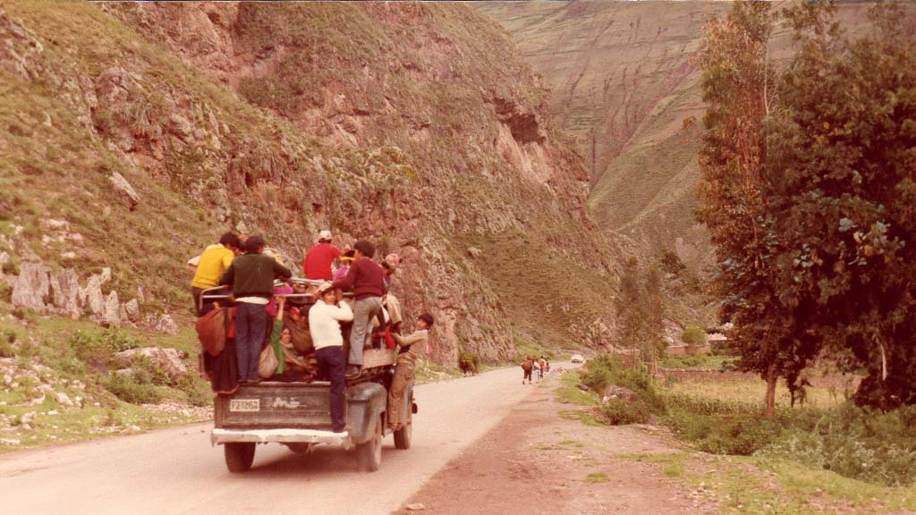 Viaggio in Perù, furgone che trasporta persone sul cassone aperto.