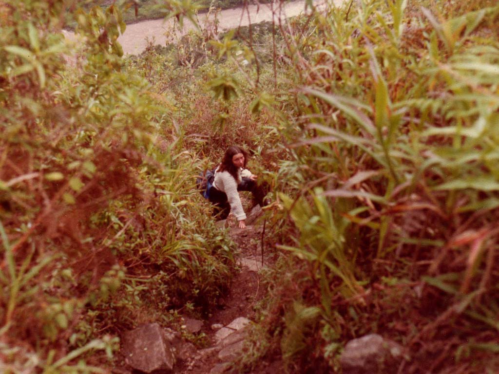 Donna che scala una montagna per scoprire Machu Picchu