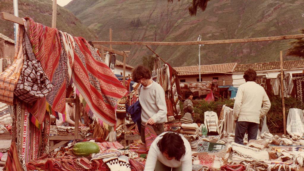Un giovane turista passeggia per il mercato di Pisac in Perù