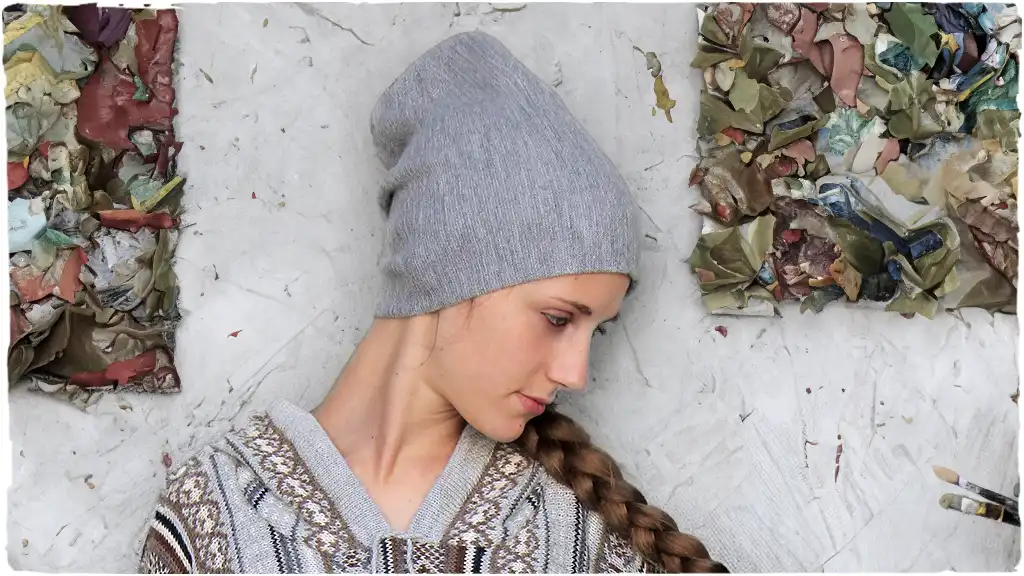 cappello peruviano donna bella ragazza in posa con un cappello peruviano