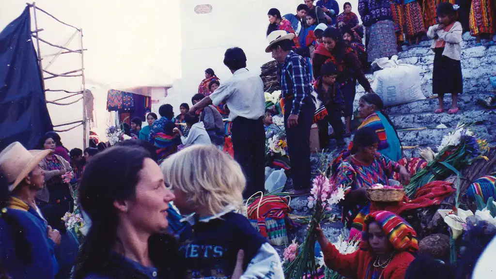 Guatemala chiesa di chichicastenango Festa tradizionale in Guatemala, indios vendono fiori sui gradini della chiesa di Chichicastenago
