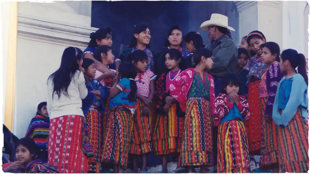 Viaggiare in Guatemala indios guatemala, donne e bambine vestite tipiche su gradini della chiesa di Chichicastenango