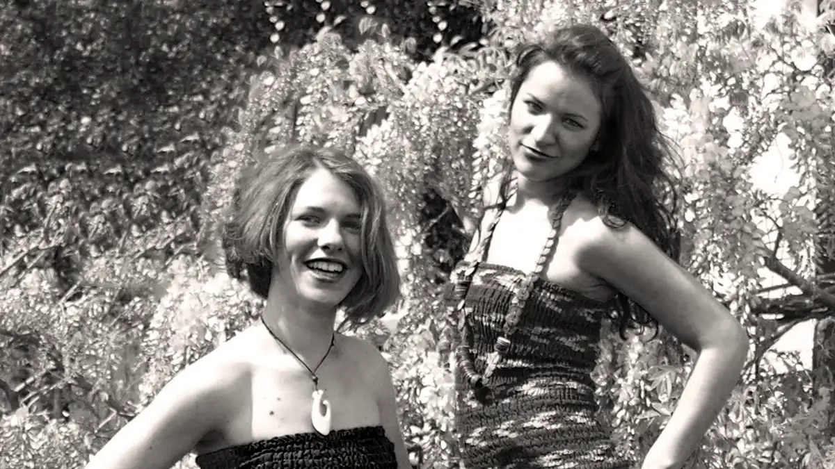 abbigliamento bohemien vecchia foto in bianco e nero di due giovani donna con abbigliamento boheme