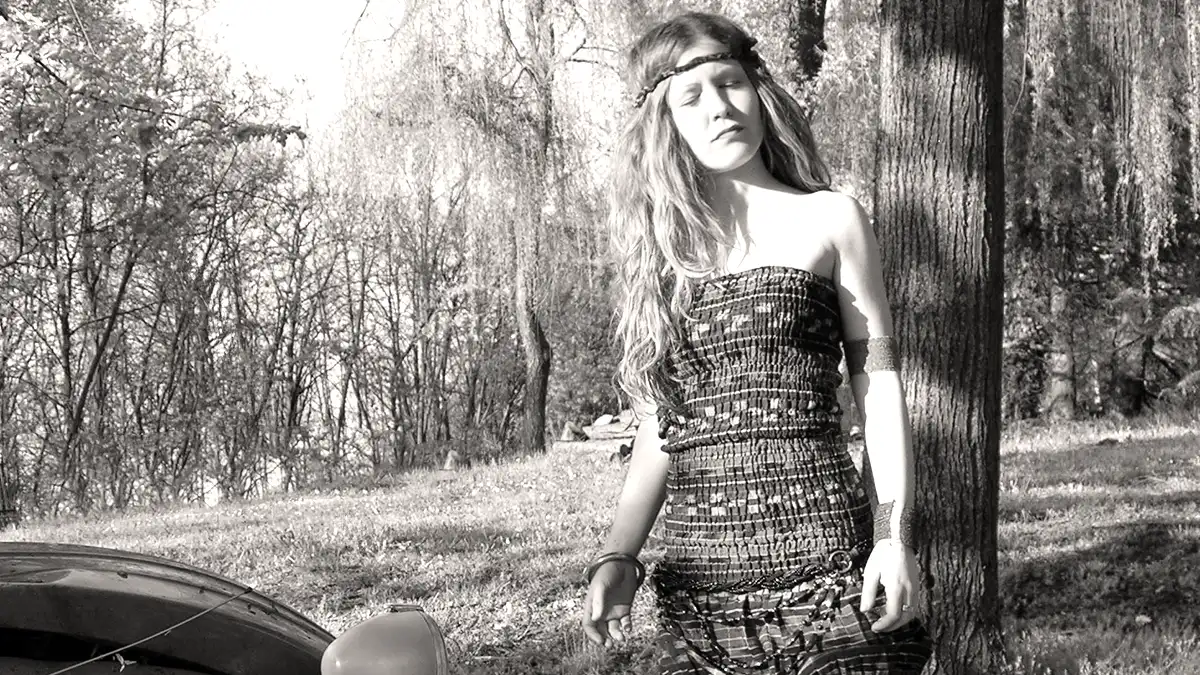 abbigliamento boho foto in bianco e nero di una ragazza vestita in stile anni 60