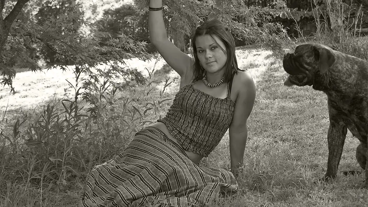 gonne boho chic lunghe ragazza in un prato seduta con accanto un grosso cane