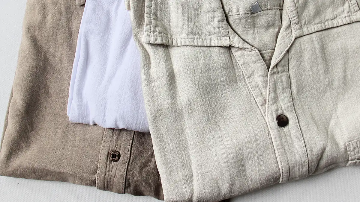 camicia boho chic cotone Camicie boho uomo in tinta unita in esposizione su un ripiano