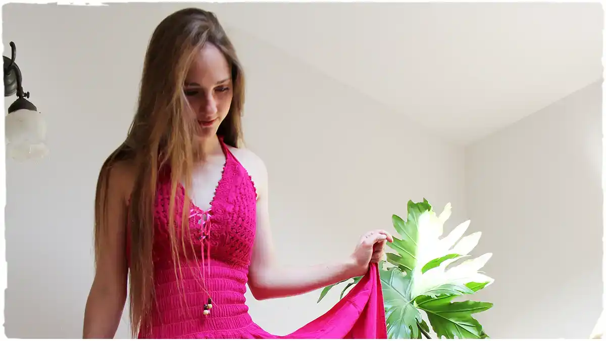 Abiti bohémien, bella ragazza bionda con abito estivo sbracciato colore rosa