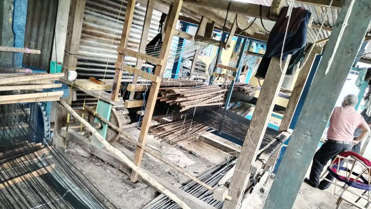 tessuti a telaio: laboratorio tessile artigianale in luogo aperto