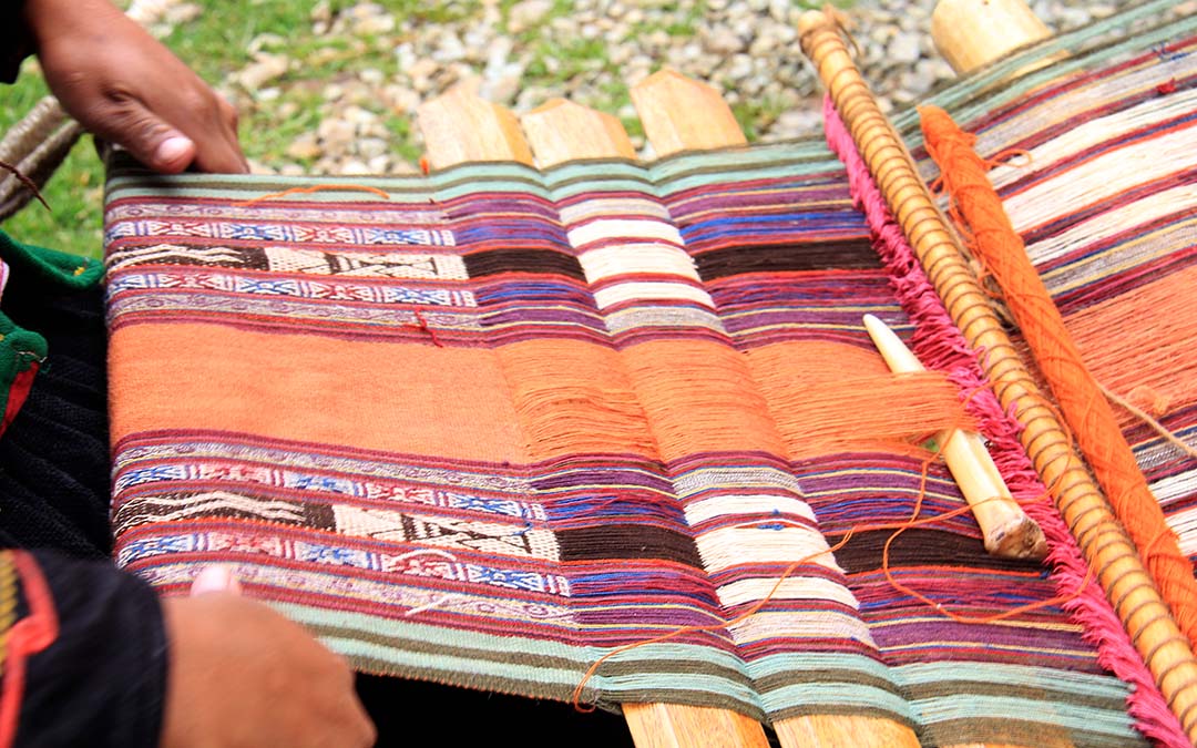 Tessuti etnici realizzati a telaio Tessuti etnici e pelletteria artigianale
