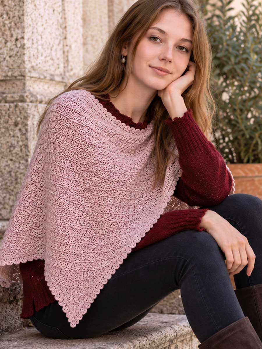 Outfit autunnale con poncho leggero rosa Donna con maglioncino bordeaux e poncho leggero rosa antico