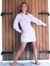 Giovane donna con abito corto Donna in alpaca bianco naturale tinta unita, con ampio collo sciallato e maniche lunghe.