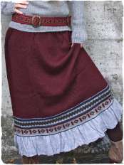 Gonna lunga in alpaca bordeaux con balza grigio chiaro e bordo geometrico, modello New Folk.
