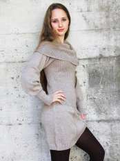 Giovane donna con abito corto Donna in alpaca beige tinta unita, con ampio collo sciallato e maniche lunghe.