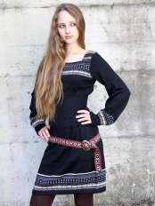 Donna con vestito corto nero in alpaca, manica lunga e motivo jacquard, modello Giuditta.