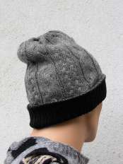 Baby Alpaca hat Charlie.