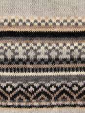 Dettaglio del bordo jacquard in alpaca beige, con motivi geometrici neri e marroni e design esclusivo LaMamita, modello Angy.
