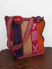 Sac péruvien artisanal porté épaule AMARU.